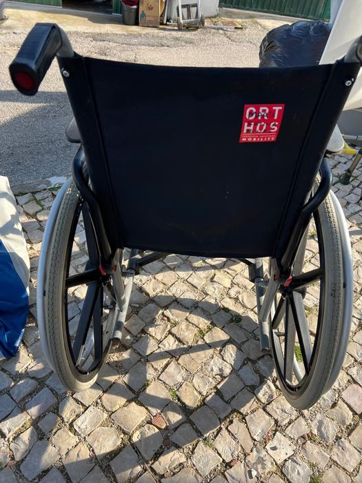 Cadeira de rodas com almofada ortopedica