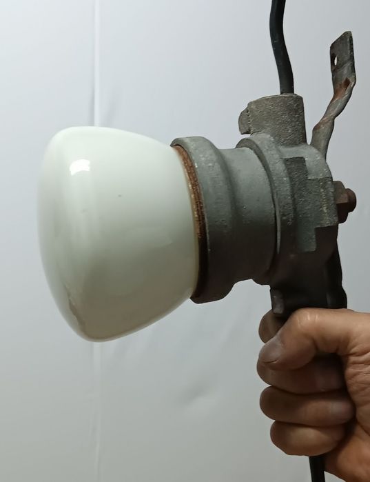 Stara lampa przemysłowa warsztatowa