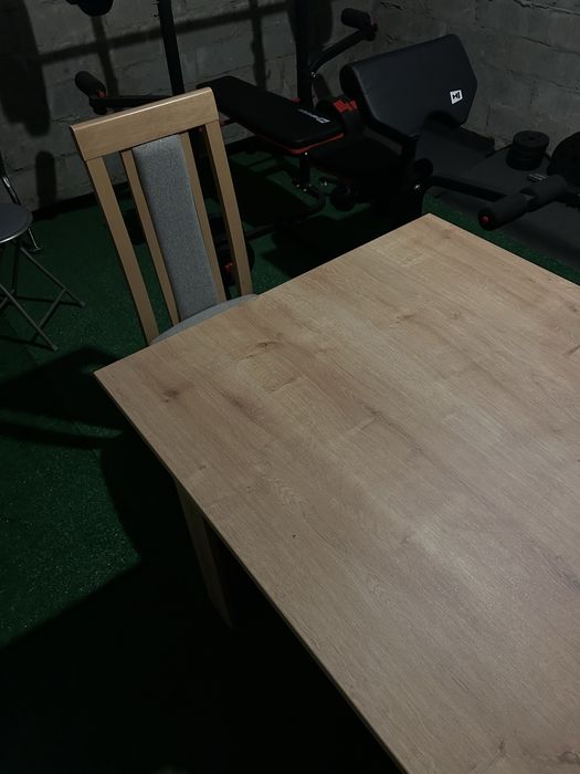 nowy stól z krzesłami