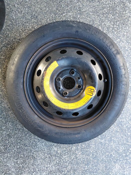 Pneu Pirelli de recurso, 135/80/14 e kit ferramentas