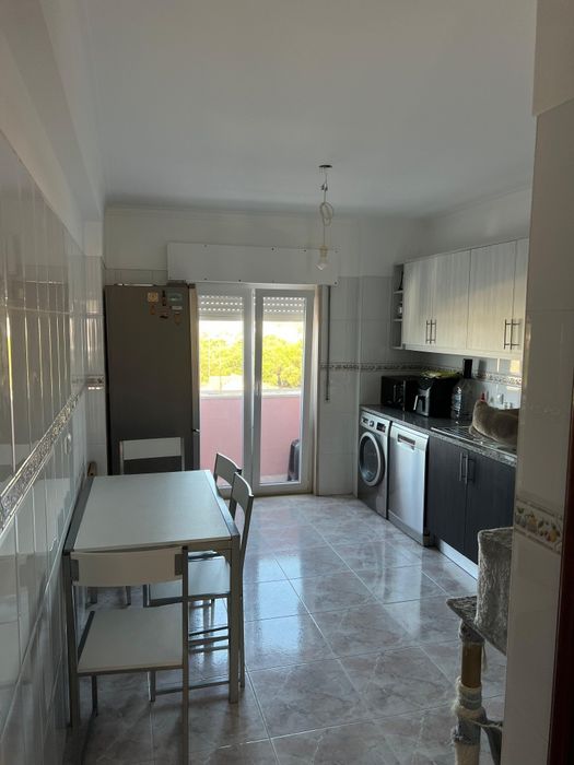 T2 Santa Marta,2 WC, arrecadação e parqueamento