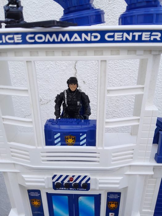 Centro de polícia de comando com luz e sons