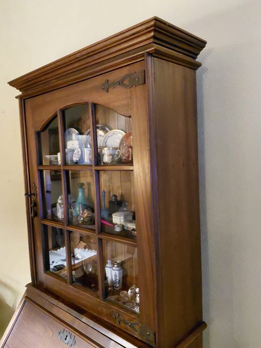 Escrivaninha rústica com 4 gavetas e vitrine