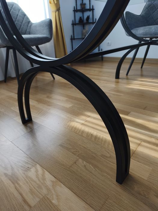 Mesa de vidro e ferro fundido até 8 lugares