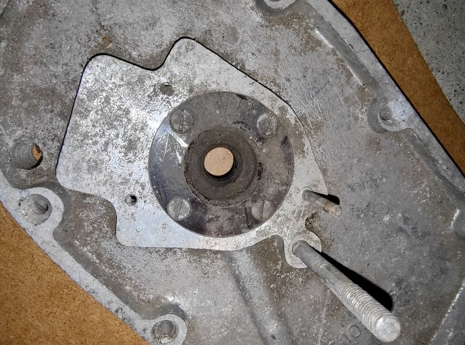 Dekiel pokrywa rozrządu silnika Ural M61