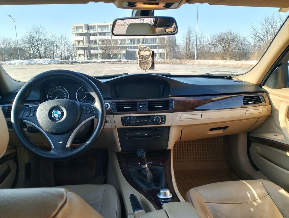 BMW E90 320d m47 duża Navi alufelgi podświetlane klamki szyberdach