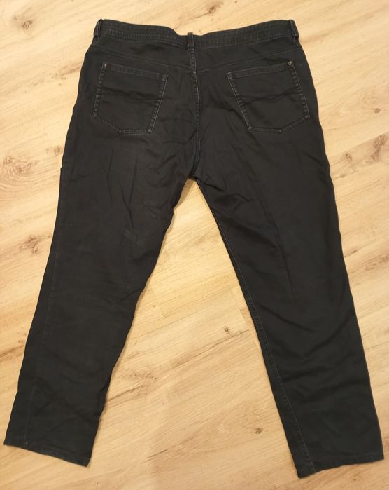 Czarne spodnie jeansowe marki Tailor & Son.
