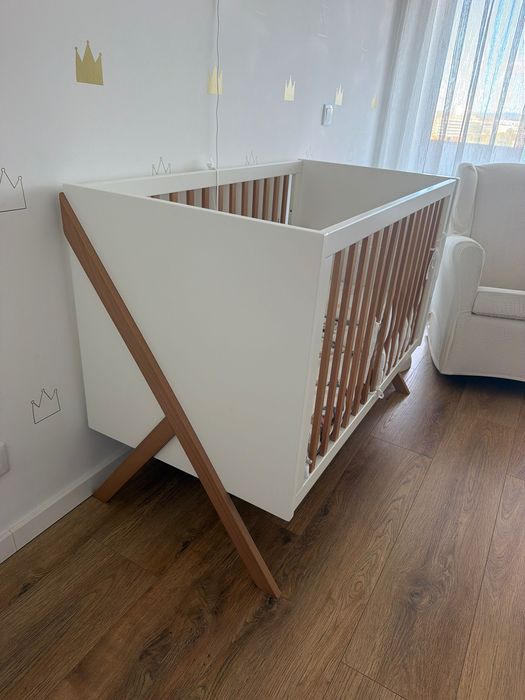 Quarto bebé: berço + cómoda + cadeira amamentação etc