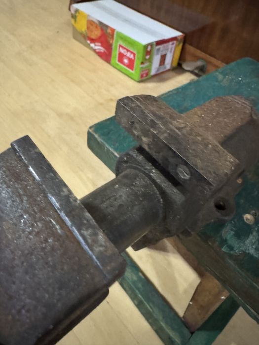 Тиски  КЗТС СССР слесарные  инстумент