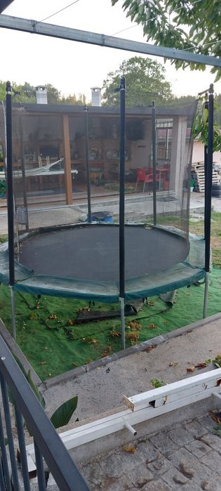 Trampolim 300 jardim