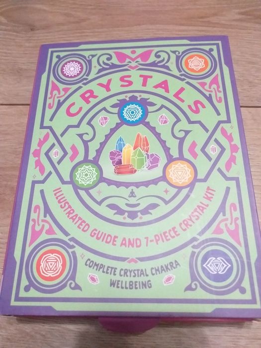 Коллекция кристаллов, предположительно для литотерапии или медитации.