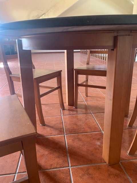 Mesa redonda com tampo em granito com 4 cadeiras