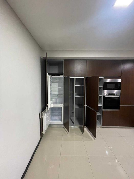 Conjunto de móveis de cozinha em wengé totalmente equipada