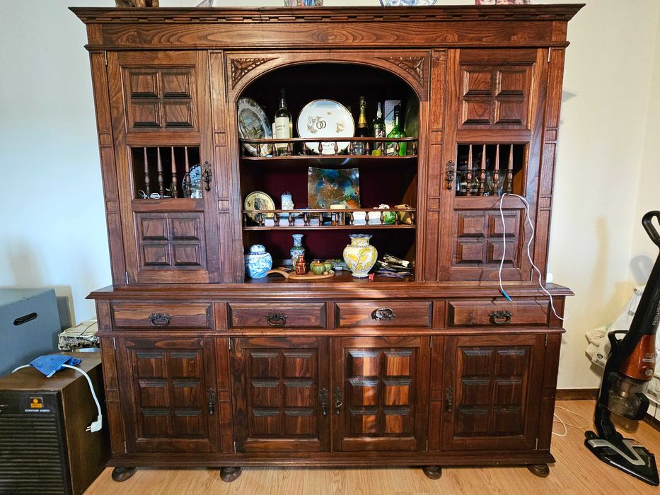 Móvel de Sala + Mesa de Jantar + 8 Cadeiras