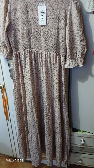 Vestido comprido. O peito é todo franzido com elástico.