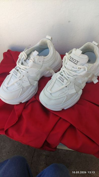 Кросівки жіночі   .