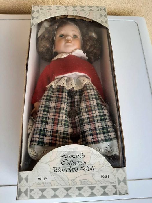 Boneca de Porcelana “Molly” – Coleção Leonardo – Modelo LP2055