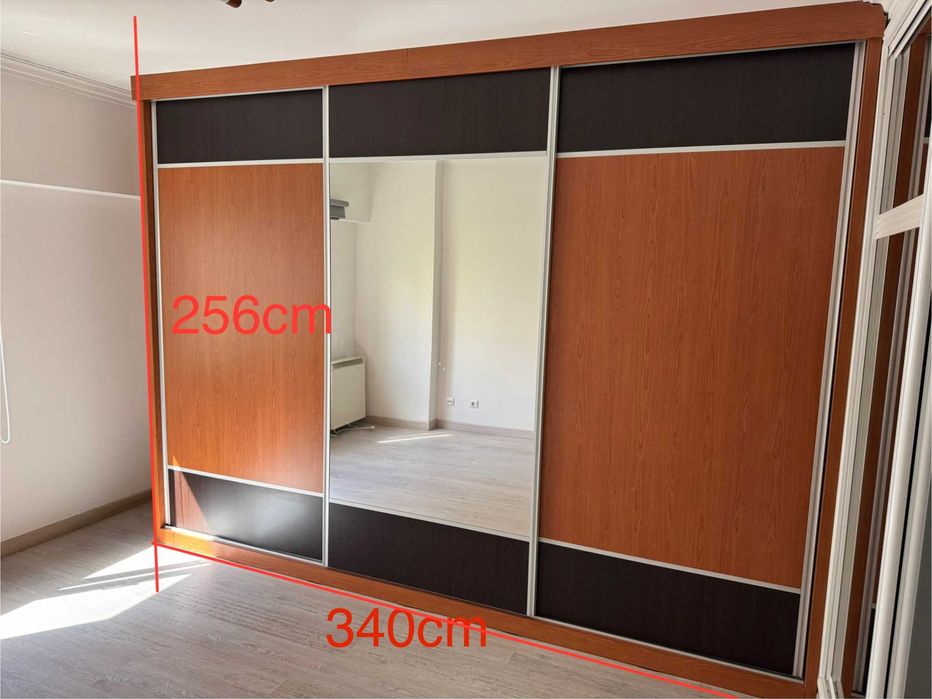 Roupeiro grande em excelente estado