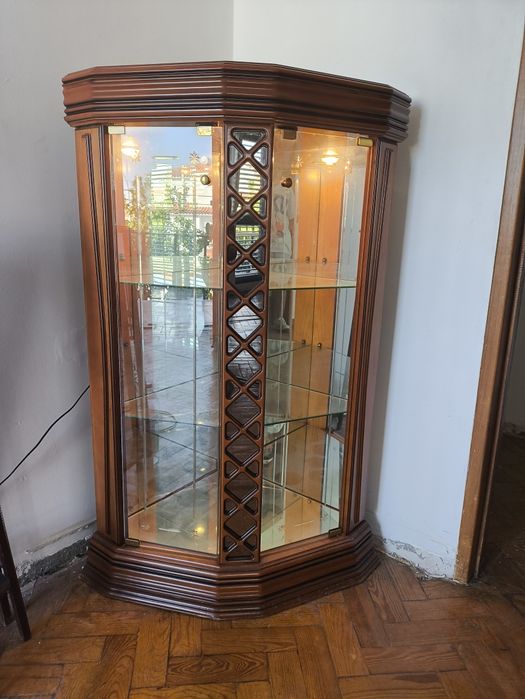 Vitrine de Canto em Madeira com iluminação