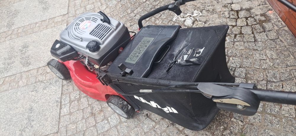 Mała kosiarka z koszem