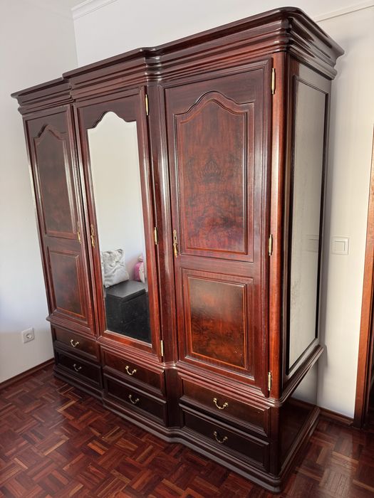 Roupeiro clássico em madeira maciça