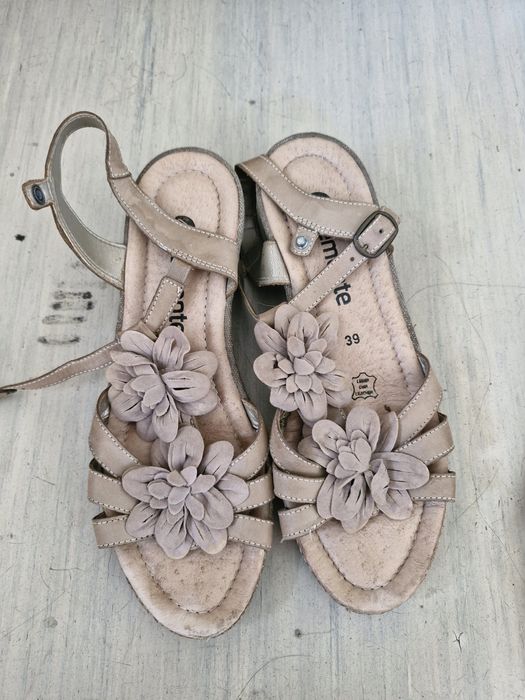 Віддаю безкоштовно шкіряне жіноче взуття 39 розміру