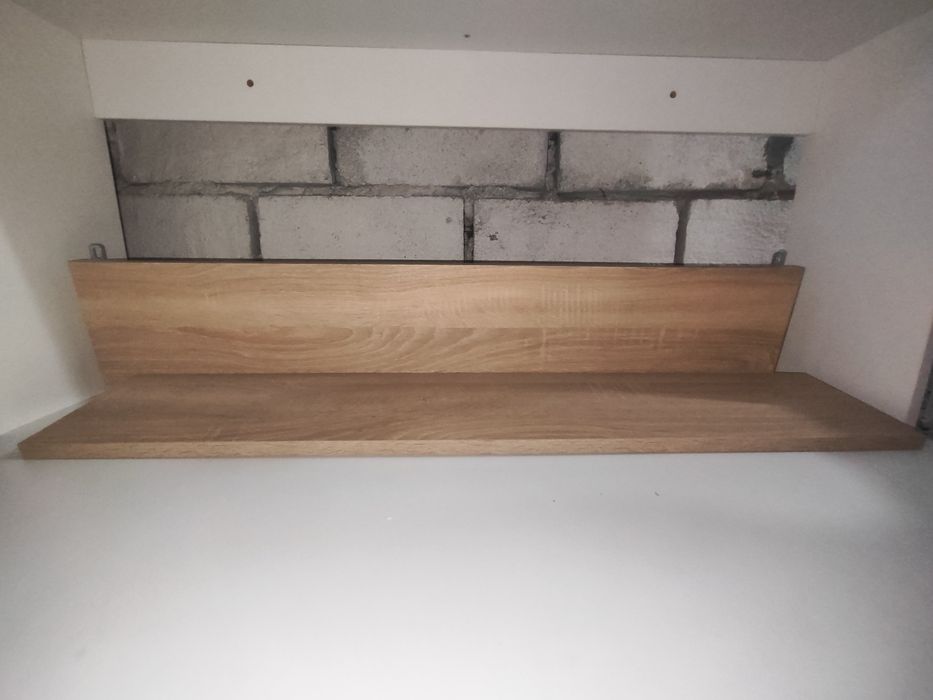 Półka wisząca asymetryczna