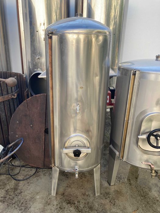 Conjunto de depositos para armazenar vinho, com prensa, esmagador