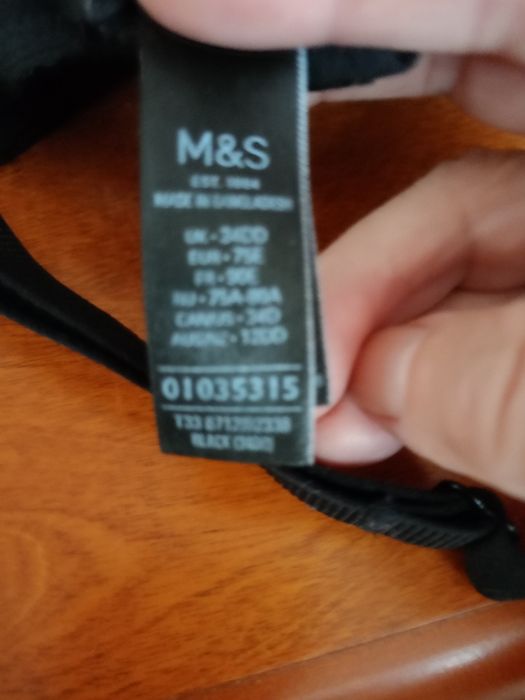 Piękny firmowy M&S czarny biustonosz.
