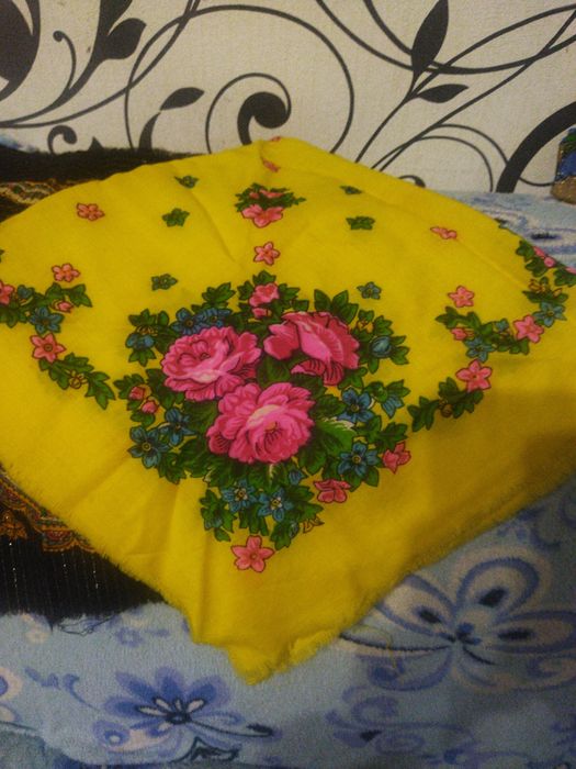 Продам платки шерстяные.Черные и белые.