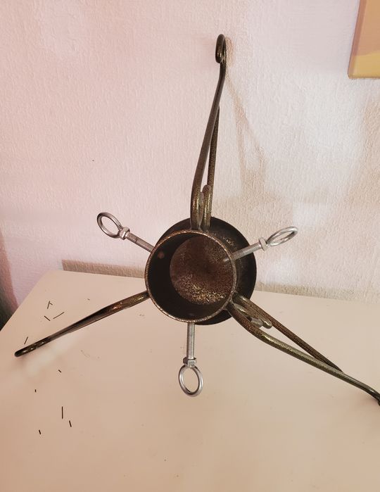 Stojak pod choinkę, metalowy, solodny.