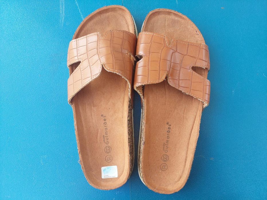 Chinelos de jovem n 37 semi novos. Apenas andou com eles uma vez.Saio confortáveis.