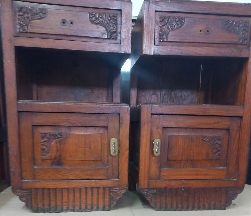 Mobilia antiga de castanho.