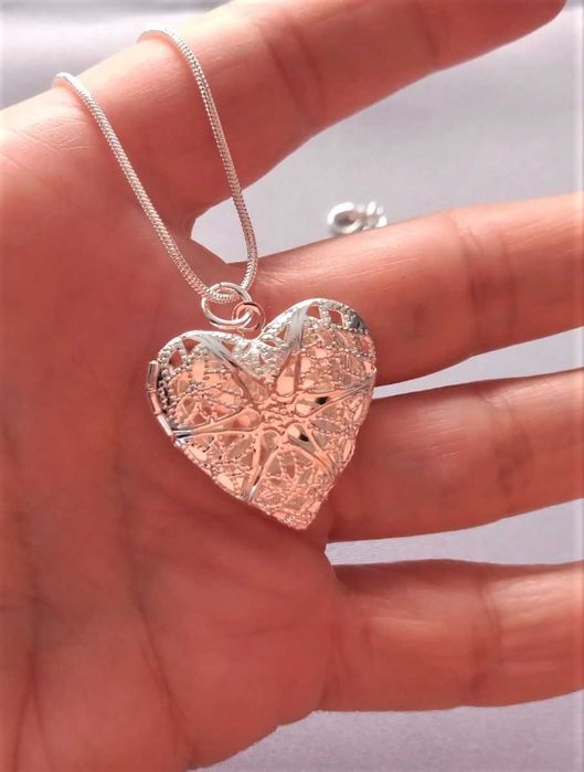 Piękny posrebrzany naszyjnik sekretnik