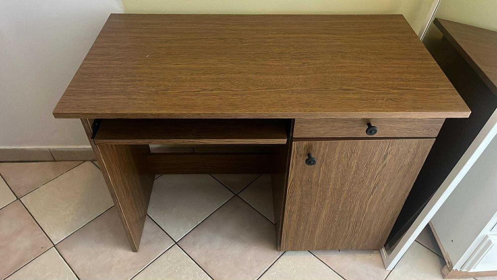 Biurko z ciemnego drewna