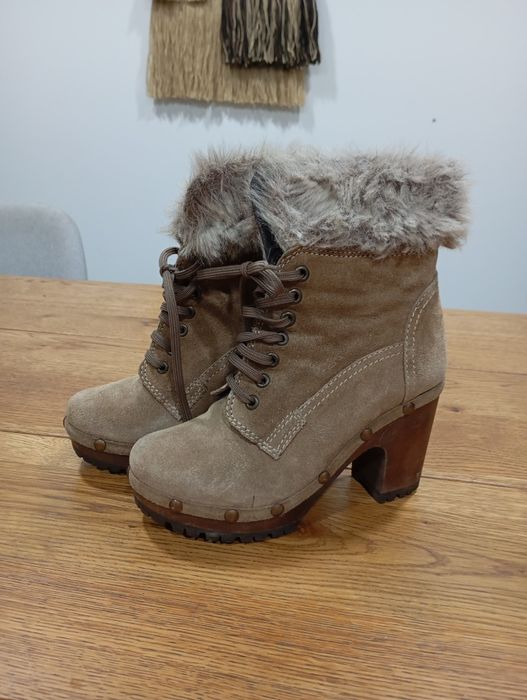 Botas cremes com pêlo. Tamanho 36.