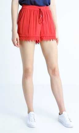 Morelowe szorty zdobione koronką