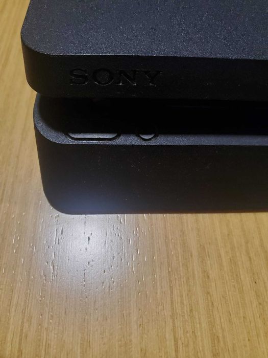Playstation 4 com dois comandos