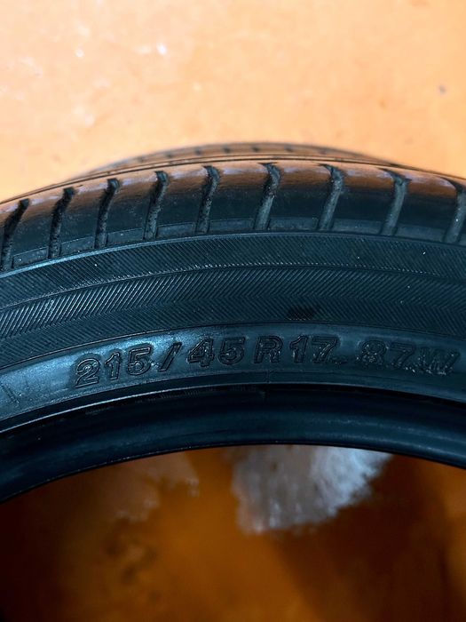 Pneus Yokohama DB Decibel E70 - 215/45/17 - Impecáveis