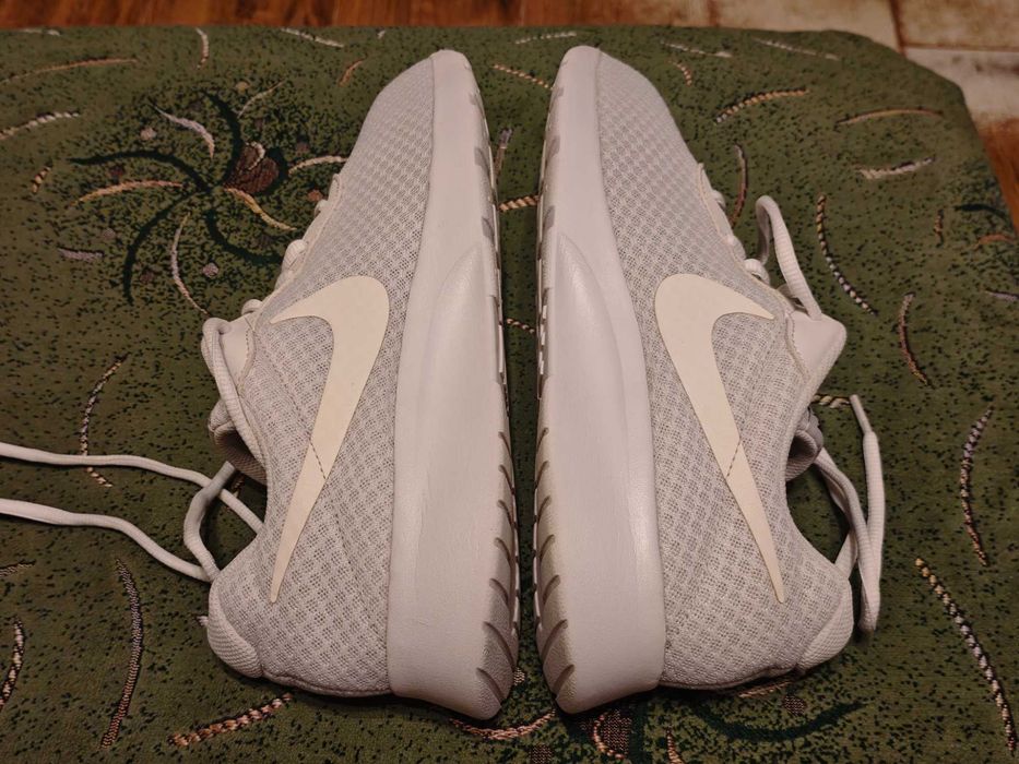 Кроссовки NIKE  (оригинал) фирменные  размер-42 стелька- 27 см.