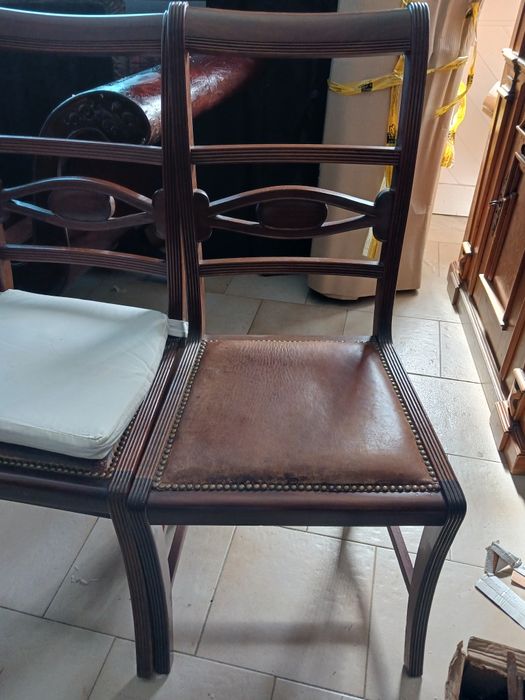 Tenho   8. Cadeiras iguais