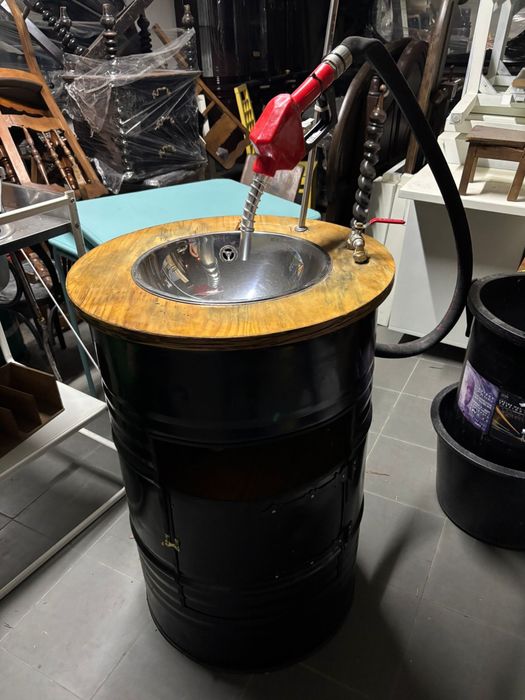 Lavatório bidão de cor preta com porta e torneira