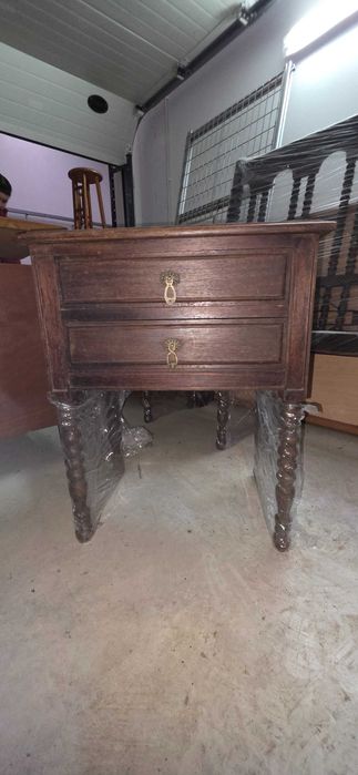 Cama de casal Antiga com 2 mesas de cabeceira