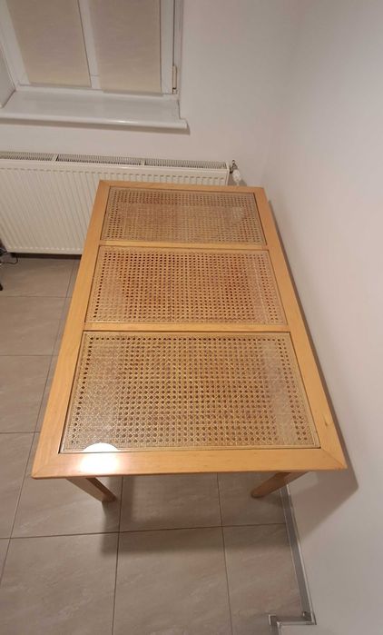 stół drewniany z plecionką wiedeńską, przeszklony, kolor neutralny