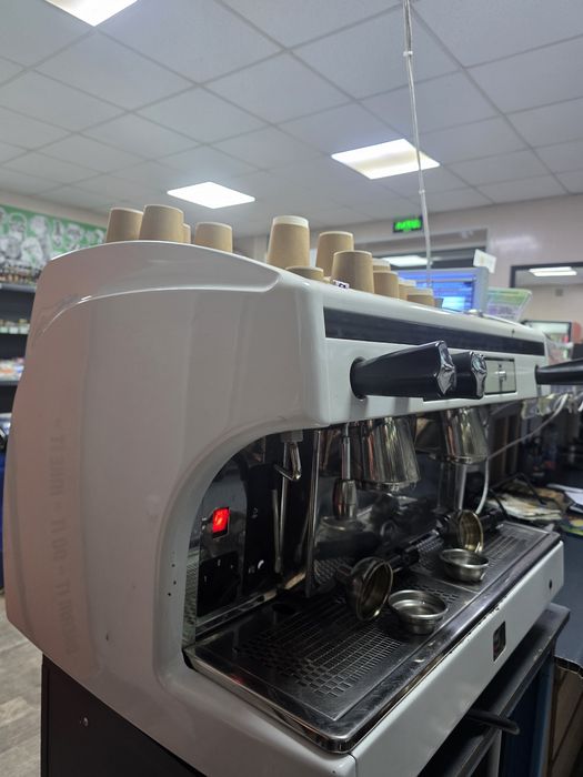 Продам кавовий апарат і б/у меблі,техніку,стелажі!