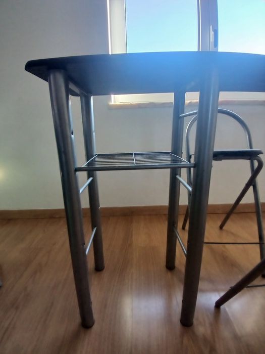 Mesa e duas cadeiras