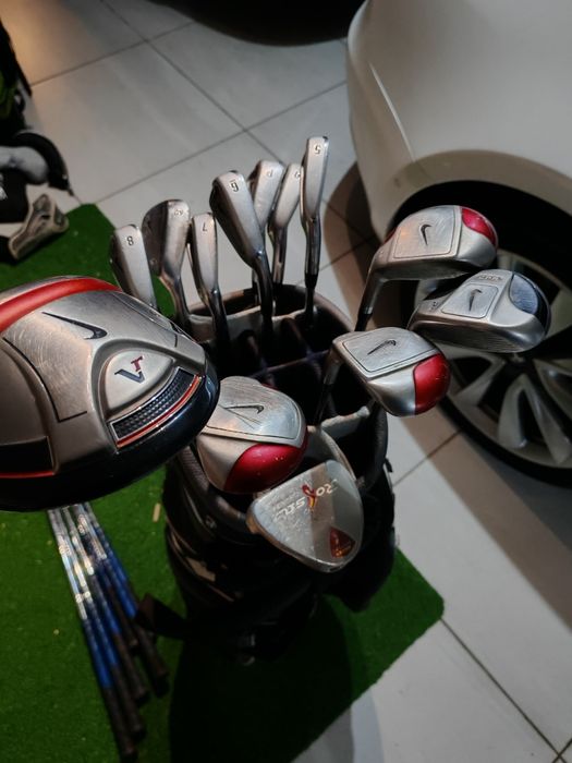 Conjunto completo de tacos de golf Nike.