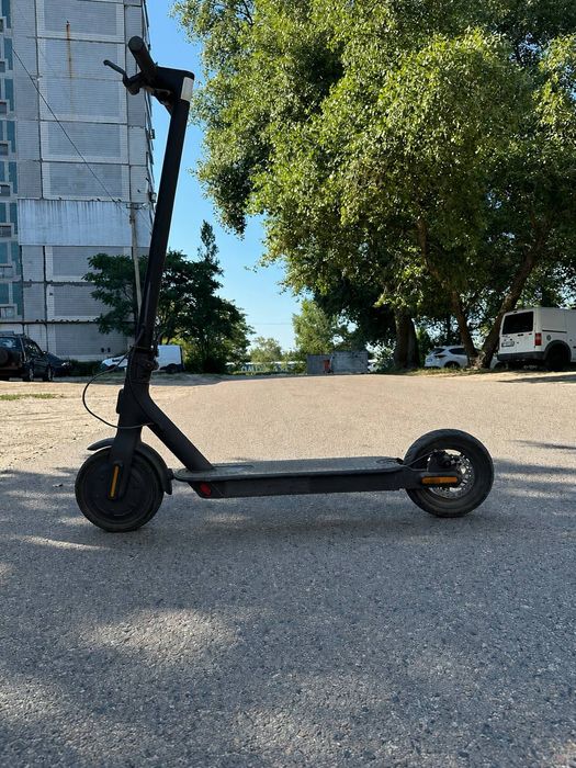 Продам электросамокат Mi Electric Scooter Essential