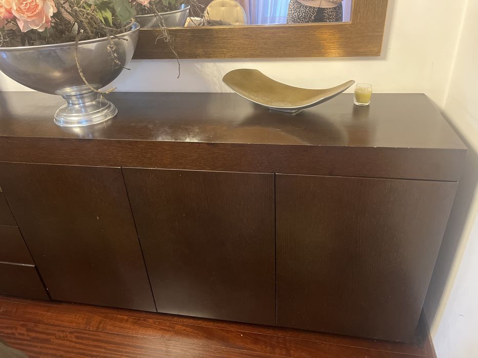 Aparador em madeira e folha dourada