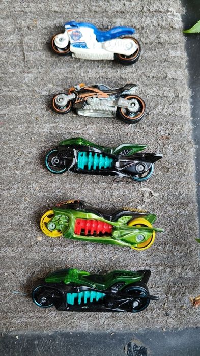 Zestaw 13 małych modeli motocykli